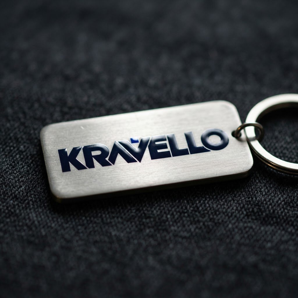 Schlüsselanhänger aus Metall mit Kravello-Logo